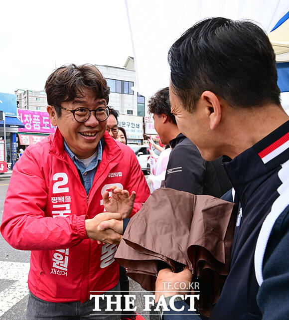 국민의힘 유의동 평택을 국회의원 재선거 후보와 차화열 국민의힘 평택시장 후보(오른쪽)가 이야기 나누는 모습.