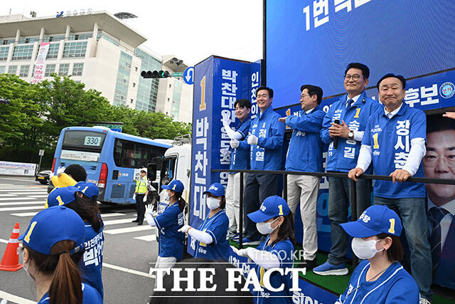 박찬대 인천시장 후보와 함께 시민들께 지지 호소하는 송영길 더불어민주당 연수구갑 재보궐선거 후보.