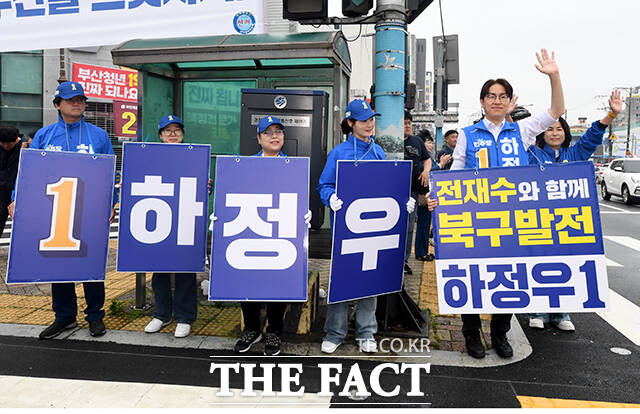 하정우 더불어민주당 부산 북구갑 국회의원 후보가 21일 오전 부산 북구 구포대교 사거리에서 출정식을 열고 발언하고 있다. /부산=박상민 기자