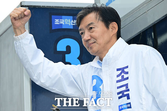 조국 조국혁신당 평택을 국회의원 재선거 후보가 21일 오전 경기 평택시 고덕면 KTX 경기남부역사 예정 부지에서 열린 공식선거운동 출정식에서 지지를 호소하고 있다. /평택=남윤호 기자
