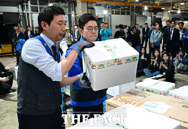정청래 더불어민주당 대표와 정원오 서울시장 후보, 문종철 광진구청장 후보(왼쪽부터)가 제9회 전국동시지방선거 공식 선거운동 시작일인 21일 0시 서울 광진구 동서울우편집중국을 찾아 택배 물류 작업을 하고 있다. /이새롬 기자