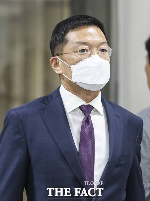 윤관 BRV 대표가 지난 20일 서울 서초구 서울중앙지법에서 열린 자본시장법 위반 혐의 항소심 첫 공판에 출석하고 있다. /사진공동취재단