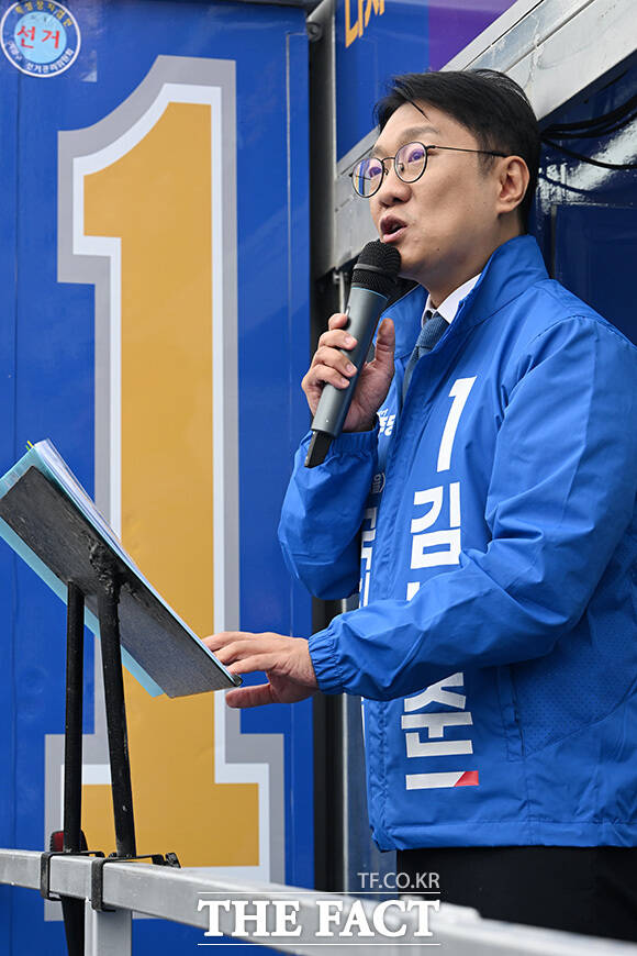 박형우 더불어민주당 계양구청장 후보 및 시·구의원 후보들과 합동 출정식 갖고 기념촬영하는 김남준 더불어민주당 계양을 재보궐선거 후보(위쪽 가운데).