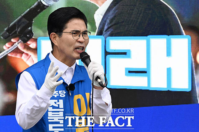 이원택 더불어민주당 전북특별자치도지사 후보가 21일 오전 전주 덕진구 가련광장 사거리에서 출정식을 열고 지지를 호소하고 있다. /전주=김성렬 기자