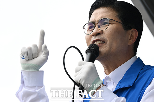 이원택 더불어민주당 전북특별자치도지사 후보가 21일 오전 전주 덕진구 가련광장 사거리에서 출정식을 열고 지지를 호소하고 있다. /전주=김성렬 기자