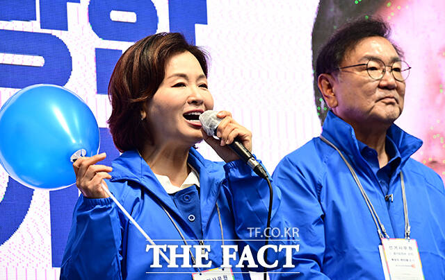 이수진 더불어민주당 의원(왼쪽)이 6.3 지방선거 공식선거운동 첫날인 21일 오전 경기 성남시 분당 서현역 앞에서 열린 추미애 후보 출정식에서 참석해 지지를 호소하고 있다. /성남=임영무 기자