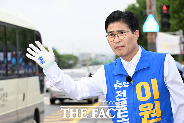 이원택 더불어민주당 전북특별자치도지사 후보가 21일 오전 전주 덕진구 가련광장 사거리에서 시민들을 향해 인사하고 있다. /전주=김성렬 기자