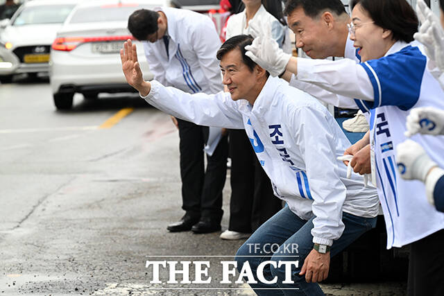 유세 발언에 앞서 운전자들에게 인사하며 악수 청하는 조국 후보.