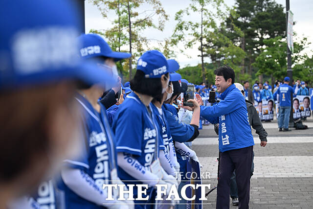 김용남 더불어민주당 평택을 국회의원 재선거 후보와 최원용 민주당 평택시장 후보를 비롯한 시·도 의원 후보들이 손을 맞잡고 인사하고 있다.