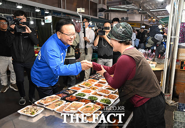 김부겸 더불어민주당 대구시장 후보가 21일 오후 대구 수성구 신매시장을 찾아 상인과 인사를 나누고 있다. /대구=박헌우 기자