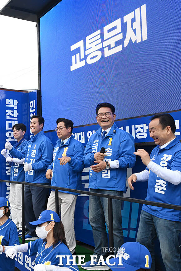 로고송과 율동 이어가는 유세단. 반면 수줍어하며 미소짓는 송 후보.