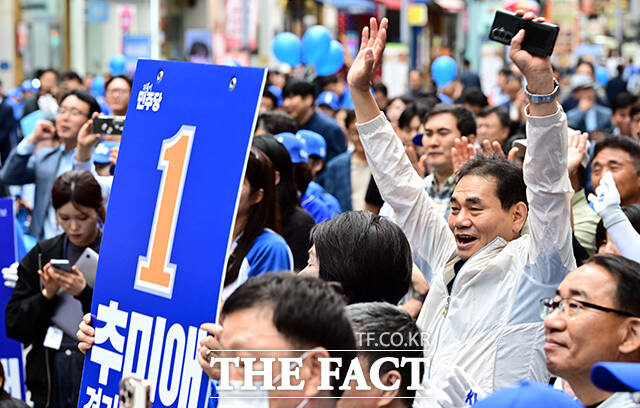 추미애 더불어민주당 경기도지사 후보(가운데)가 6.3 지방선거 공식선거운동 첫날인 21일 오전 경기 성남시 분당 서현역 앞에서 열린 출정식에서 정청래 더불어민주당 대표, 김병욱 성남시장 후보와 함께 지지를 호소하고 있다. /성남=임영무 기자