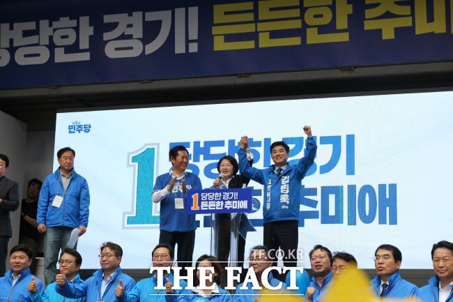 21일 공식 선거운동 첫날 성남시 서현역 5번 출구 앞에서 열린 추미애 민주당 경기도지사(가운데) 후보 출정식에서 추 후보와 김병욱 성남시장 후보(오른쪽), 정청래 민주당 대표(왼쪽)가 함께 지지를 호소하고 있다. /박아론 기자