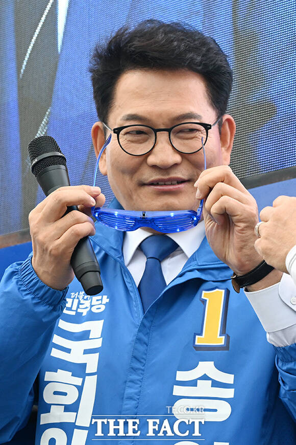 LED 안경 착용 고민하는 송 후보.