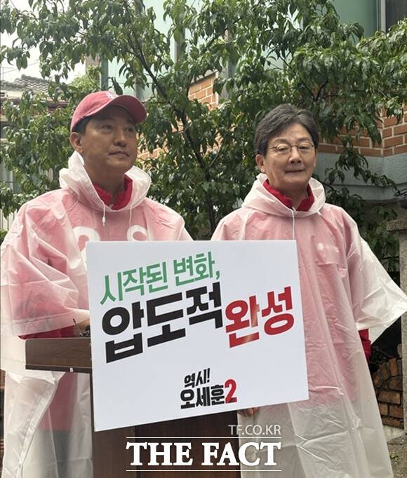 오세훈 국민의힘 서울시장 후보(왼쪽)와 유승민 전 의원이 21일 오전 강북구 인수봉로 일대에서 출정 대시민 메시지를 발표했다. /삼양동=문화영 기자