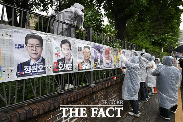 정원오 더불어민주당 서울시장 후보와 오세훈 국민의힘 서울시장 후보의 벽보가 부착되고 있다.