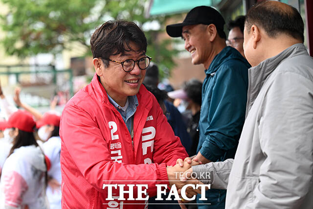 국민의힘 유의동 평택을 국회의원 재선거 후보와 차화열 국민의힘 평택시장 후보(오른쪽)가 이야기 나누는 모습.