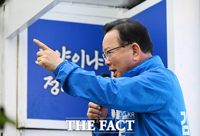 김부겸 더불어민주당 대구시장 후보가 21일 오후 대구 수성구 신매시장 앞에서 열린 집중유세에서 시민들에게 지지를 호소하고 있다. /대구=박헌우 기자