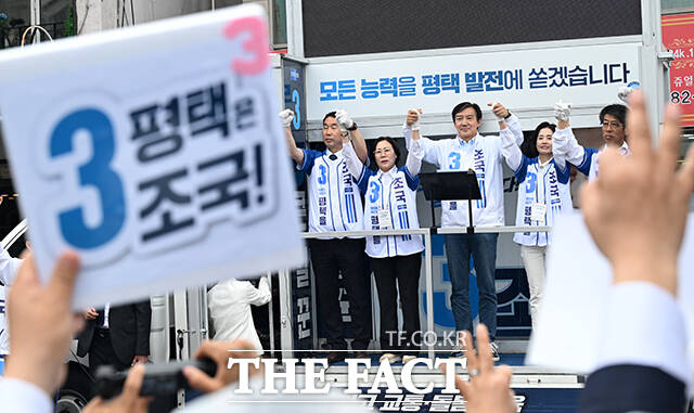 유세 발언에 앞서 운전자들에게 인사하며 악수 청하는 조국 후보.