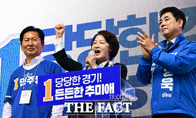 추미애 더불어민주당 경기도지사 후보(가운데)가 6.3 지방선거 공식선거운동 첫날인 21일 오전 경기 성남시 분당 서현역 앞에서 열린 출정식에서 정청래 더불어민주당 대표, 김병욱 성남시장 후보와 함께 지지를 호소하고 있다. /성남=임영무 기자