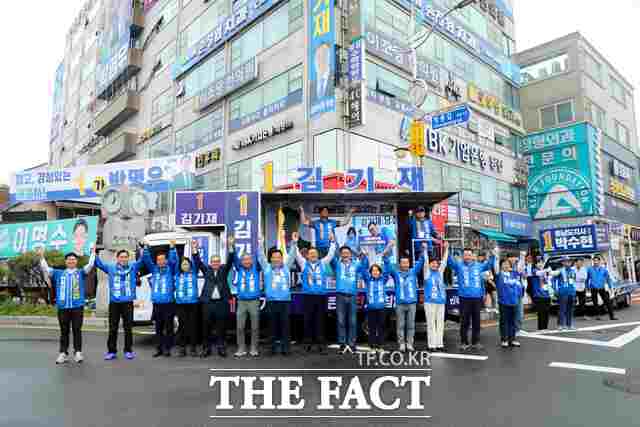 김기재 더불어민주당 당진시장 후보가 21일 선대위 원팀 출정식을 개최하고 있다. /김기재 후보 선거사무소
