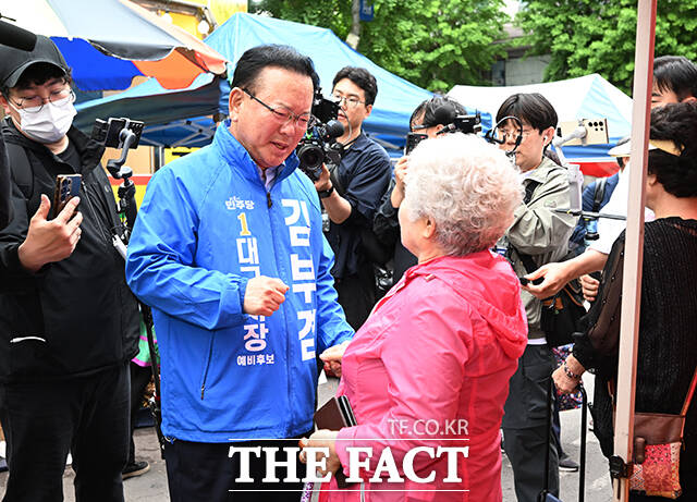 김부겸 더불어민주당 대구시장 후보가 21일 오후 대구 수성구 신매시장을 찾아 상인과 인사를 나누고 있다. /대구=박헌우 기자