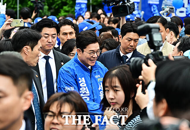 정원오 더불어민주당 서울시장 후보가 21일 오전 서울 성동구 왕십리역 광장에서 열린 집중유세에 참석해 지지를 호소하고 있다. /배정한 기자