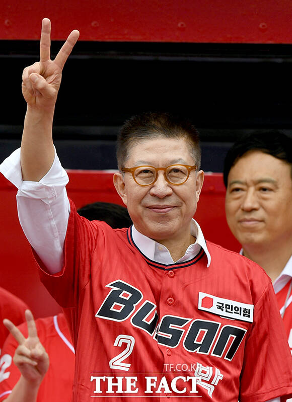 시민들 환호에 답하는 박 후보.