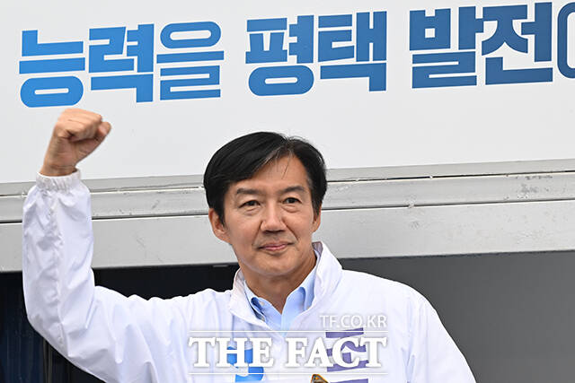 유세 발언에 앞서 운전자들에게 인사하며 악수 청하는 조국 후보.