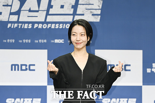 한동화 감독과 배우 이학주, 허성태, 오정세, 신하균, 김신록(왼쪽부터)이 포즈를 취하고 있다.