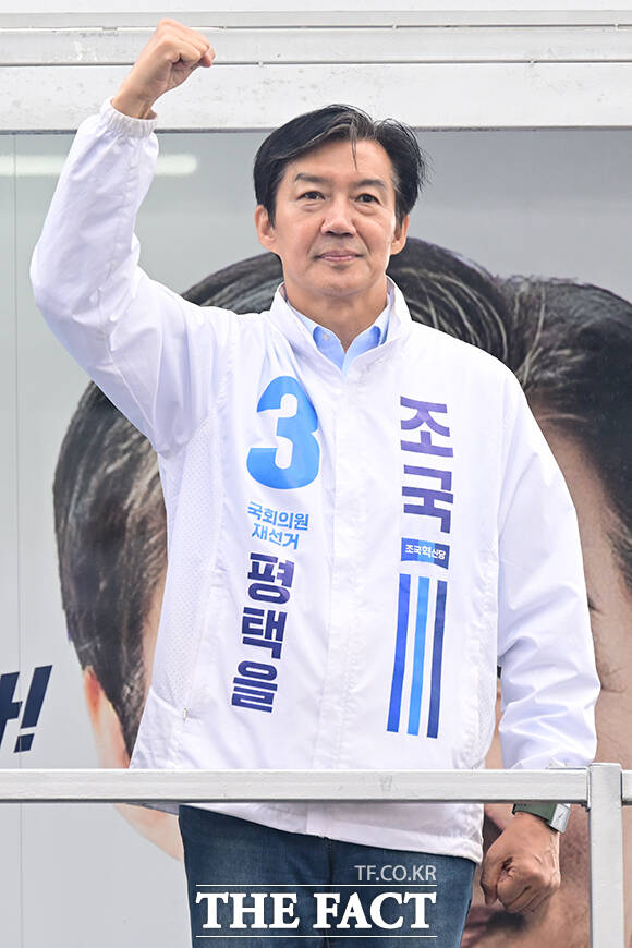 조국 조국혁신당 평택을 국회의원 재선거 후보가 21일 오전 경기 평택시 고덕면 KTX 경기남부역사 예정 부지에서 열린 공식선거운동 출정식에서 지지를 호소하고 있다. /평택=남윤호 기자