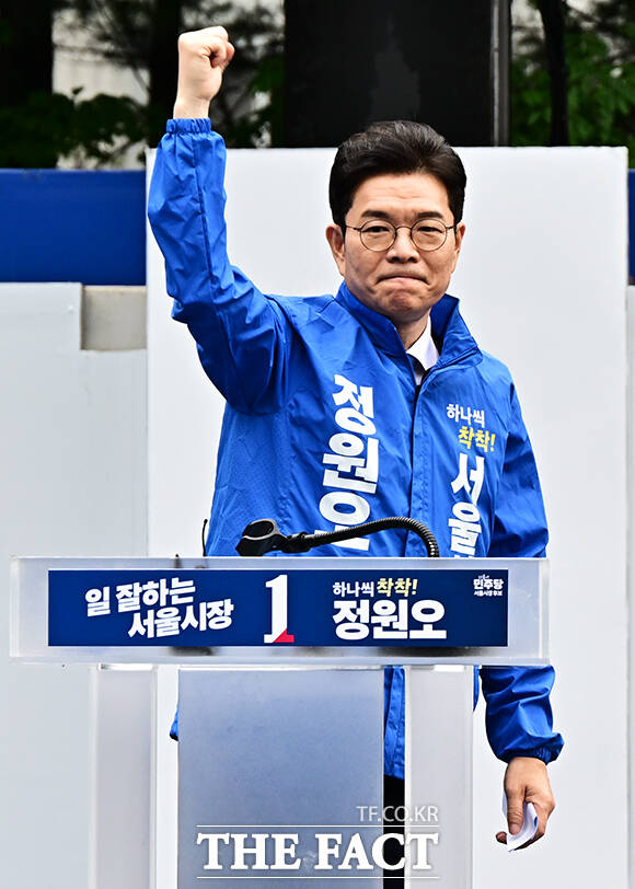 정원오 더불어민주당 서울시장 후보가 21일 오전 서울 성동구 왕십리역 광장에서 열린 집중유세에 참석해 지지를 호소하고 있다. /배정한 기자