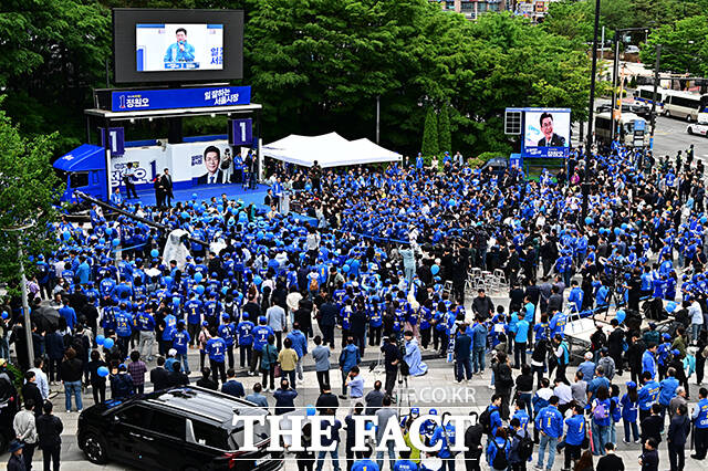 정원오 더불어민주당 서울시장 후보가 21일 오전 서울 성동구 왕십리역 광장에서 열린 집중유세에 참석해 지지를 호소하고 있다. /배정한 기자