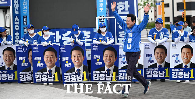 김용남 더불어민주당 평택을 국회의원 재선거 후보와 최원용 민주당 평택시장 후보를 비롯한 시·도 의원 후보들이 손을 맞잡고 인사하고 있다.