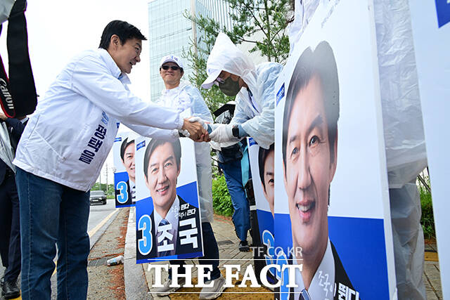 조국 조국혁신당 평택을 국회의원 재선거 후보가 21일 오전 경기 평택시 고덕면 KTX 경기남부역사 예정 부지에서 열린 공식선거운동 출정식에서 지지를 호소하고 있다. /평택=남윤호 기자