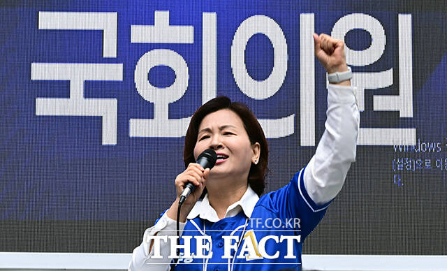 이수진 더불어민주당 의원(왼쪽)이 6.3 지방선거 공식선거운동 첫날인 21일 오전 경기 성남시 분당 서현역 앞에서 열린 추미애 후보 출정식에서 참석해 지지를 호소하고 있다. /성남=임영무 기자