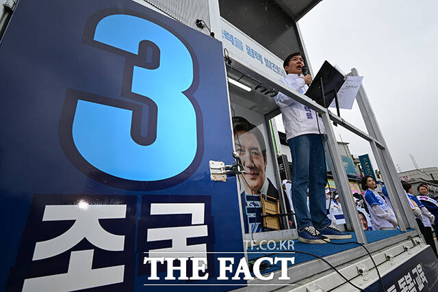 유세 발언에 앞서 운전자들에게 인사하며 악수 청하는 조국 후보.