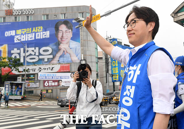 하정우 더불어민주당 부산 북구갑 국회의원 후보가 21일 오전 부산 북구 구포대교 사거리에서 출정식을 열고 발언하고 있다. /부산=박상민 기자