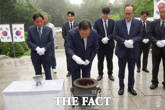 최민호 세종사장 후보가 21일 오전 8시 조치원 충령탑에서 참배를 하고 있다. /최민호 후보 캠프