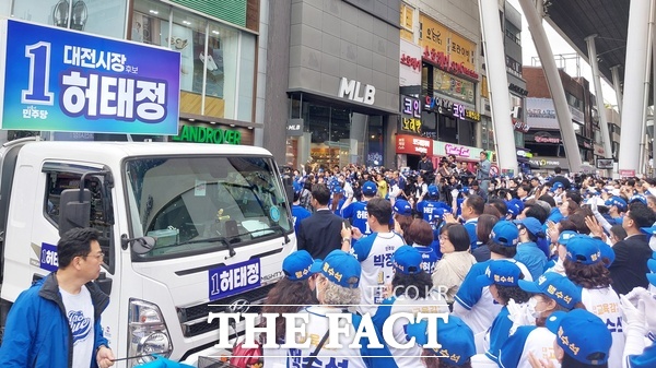 허태정 더불어민주당 대전시장 후보가 21일 대전 중구 으능정이거리에서 출정식을 가졌다. /선치영 기자