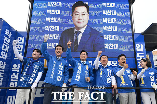 지지 호소하는 박찬대 더불어민주당 인천시장 후보(왼쪽)와 송영길 더불어민주당 연수구갑 재보궐선거 후보.