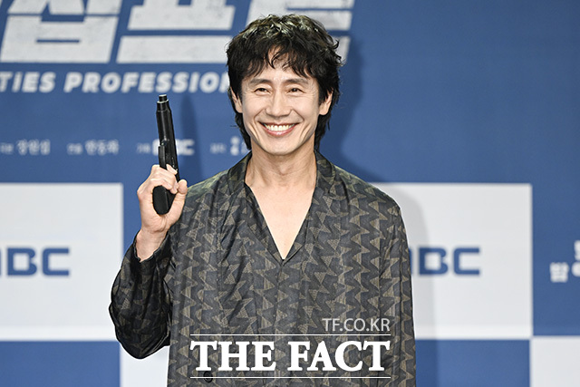 한동화 감독과 배우 이학주, 허성태, 오정세, 신하균, 김신록(왼쪽부터)이 포즈를 취하고 있다.