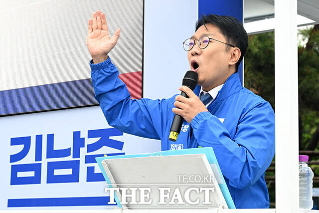출정식 열고 지지 호소하는 김남준 후보.
