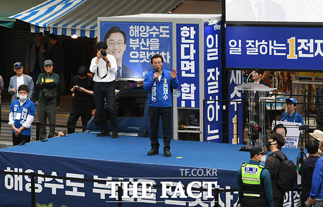 전재수 더불어민주당 부산시장 후보가 21일 오후 부산 진구 부전역에서 출정식을 열고 지지를 호소하고 있다. /부산=박상민 기자