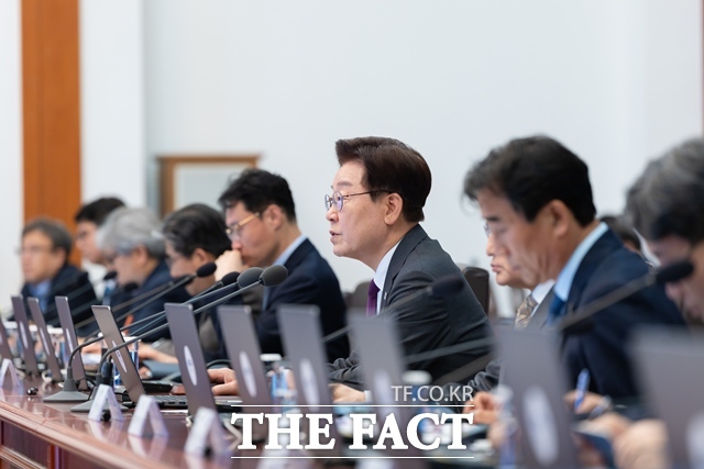 이재명 대통령은 21일 강남권 아파트를 중국인이 대거 매입했다는 내용의 보도를 '가짜뉴스'라고 지목하며 