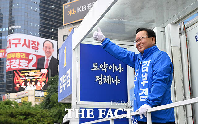 김부겸 더불어민주당 대구시장 후보가 21일 오전 대구 수성구 범어네거리에서 시민들에게 아침 인사를 하고 있다. /대구=박헌우 기자