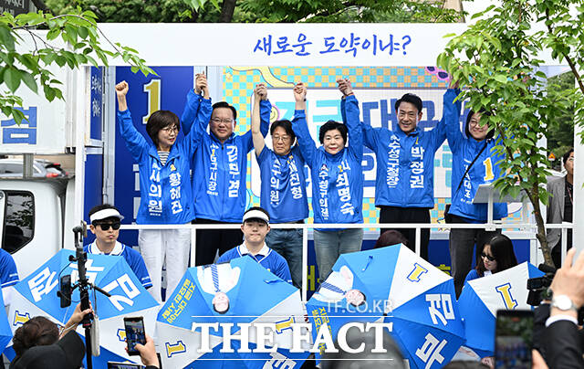 김부겸 더불어민주당 대구시장 후보가 21일 오후 대구 수성구 신매시장 앞에서 열린 집중유세에서 시민들에게 지지를 호소하고 있다. /대구=박헌우 기자