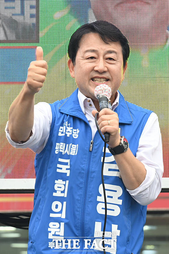김용남 후보가 유세차에서 지지를 호소하고 있다.