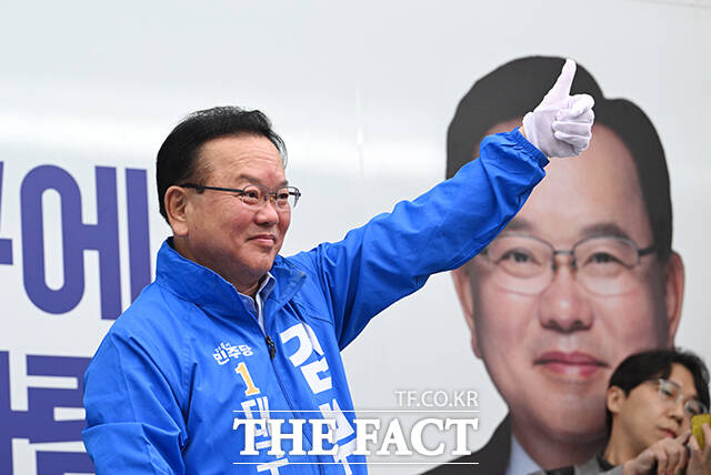 김부겸 더불어민주당 대구시장 후보가 21일 오전 대구 수성구 범어네거리에서 시민들에게 아침 인사를 하고 있다. /대구=박헌우 기자