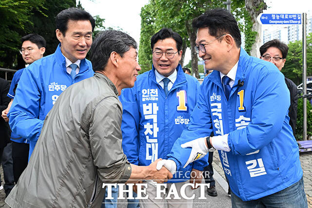 더불어민주당 정지열 연수구청장 후보와 박찬대 인천시장 후보, 송영길 연수구갑 재보궐선거 후보(왼쪽부터)가 21일 오후 인천 연수구 맛고을길 일대를 돌며 시민들과 인사를 나누고 있다. /인천=남용희 기자